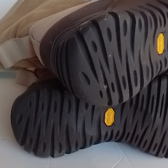 UGG Adirondack II Leather Boots - Picture 14 of 14